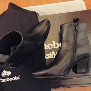  - Nya, oanvända skinnstövletter från Primeboots.  Säljes pga för små för mig tyvärr.  NYPRIS 2800 kr, köpta i april i år.