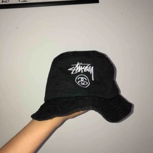  - Bucket hat från Stussy 
