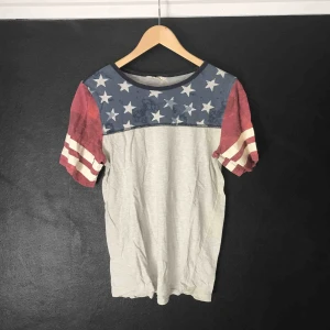  - T-shirt från H&M i begagnat skick. 