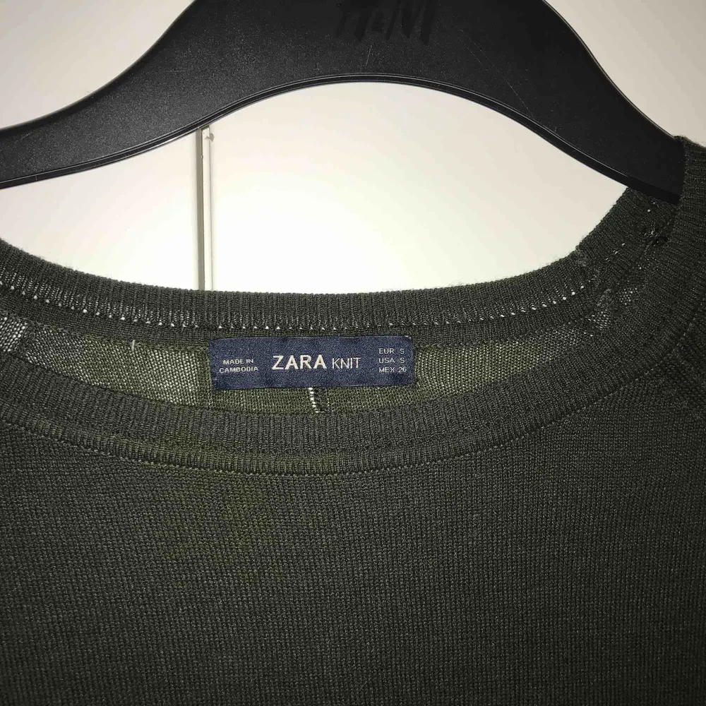 Mörkgrön basic tröja från zara. Köparen står för frakt💛. Toppar.