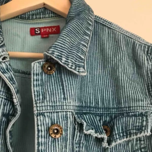  - sjukt snygg vår/sommarjacka i i manchester liknande tyg