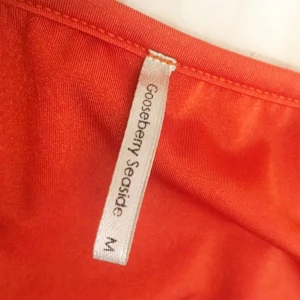  - Gooseberry Seaside bikini i storlek M. Mer som en S. Färgen är härligt skimrande korall. Guldfärgade detaljer. Använd en sommar. Säljes då den tyvärr blivit för liten för mig.