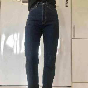 weekday jeans, använda några få gånger, storlek 26 i midjan, längd 34