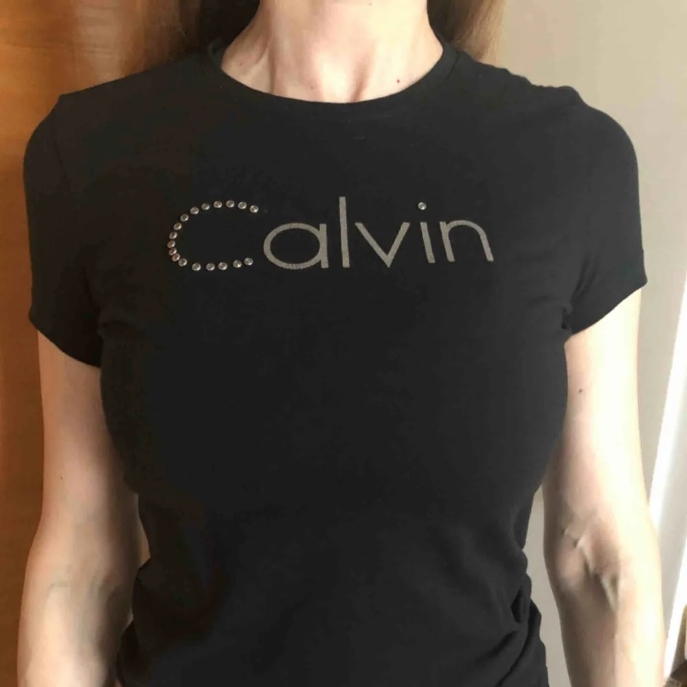 Svart T-Shirt med Calvin Klein loggan på. Storlek S och i jättebra skick!. T-shirts.