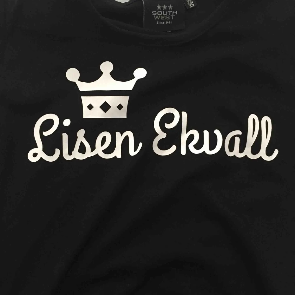 Lisen Ekvall merch (stav) säljs i bra skick storlek XS. T-shirts.
