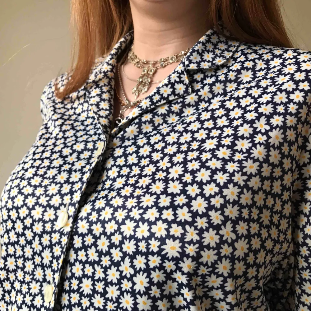 💌Frakt ingår! 💌 Unik mörkblå skjorta med blommönster i vit och gul • ingen lapp men troligtvis storlek L • i väldigt fint skick • knappen längst ned saknas, se bild. Skjortor.