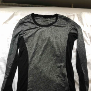  - Glittrig tröja från monki