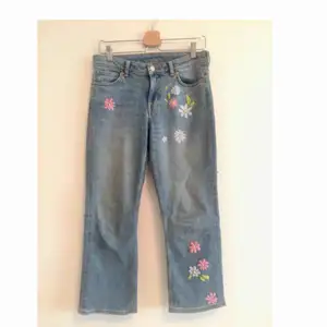 Säljer mina weekday jeans (cut swish blue) som jag utsmyckat med handbroderade blommor både fram och bak. Skriv om ni vill se fler bilder !  Frakt tillkommer. Kan också mötas upp i Gbg 🌱🌸🌻