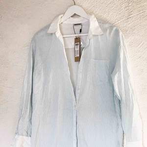 Fin ljusblå- och vitrandig skjorta från Noisy May. Aldrig använd; prislappen hänger kvar med extra knappar (nypris 299 kr). Ursäkta att den är skrynklig, legat i garderoben. 🥰 Frakt tillkommer 🌹