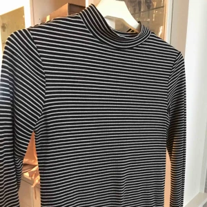  - Superfin zara polo i storlek s, men skulle säga att den är mer xs. Använd ytterst få gånger och är i fint skick!