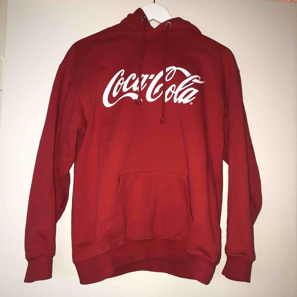 Röd Coca Cola hoodie, köpt på Carlings | Plick Second Hand