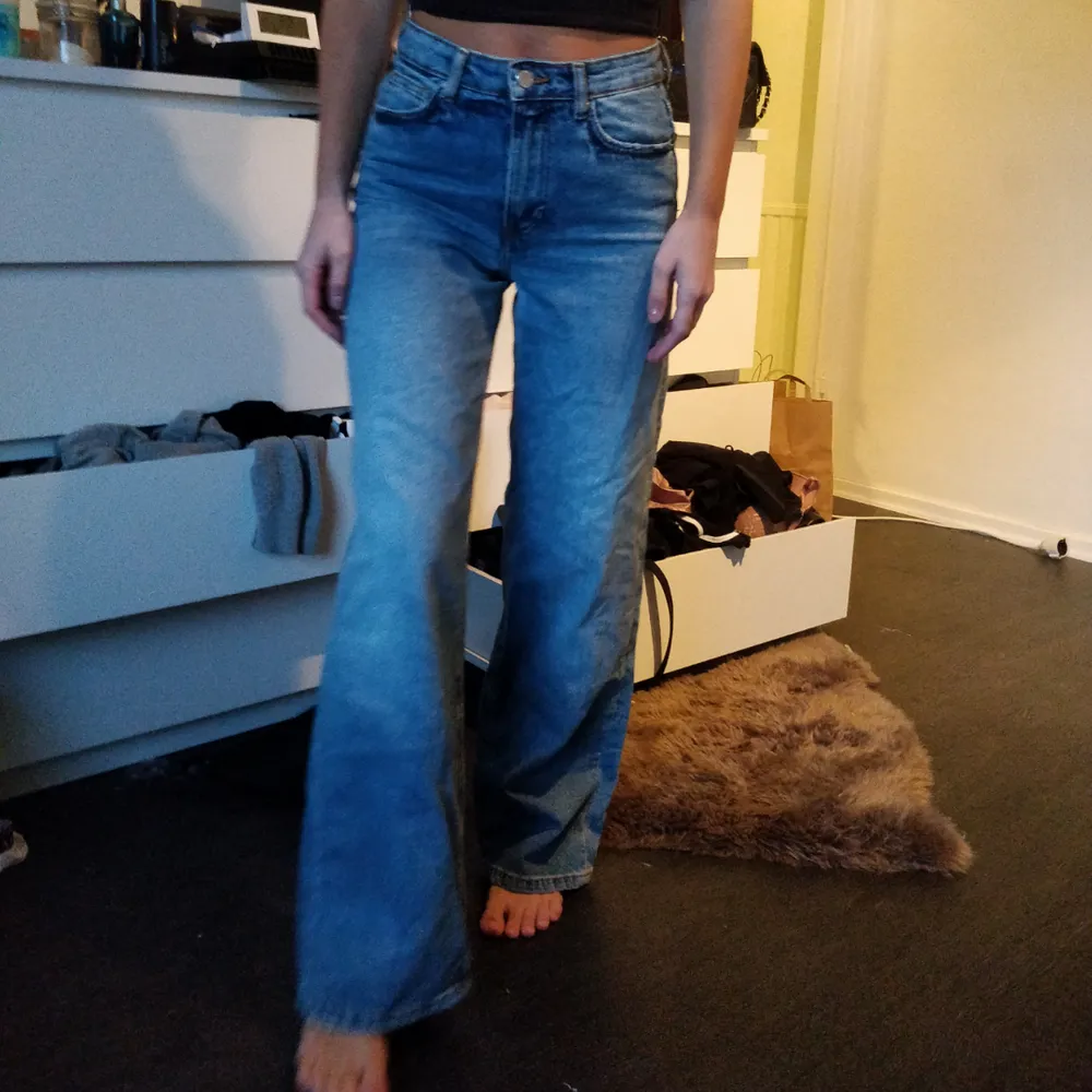 Brand new, unused flared jeans from Zara in the dreamiest jean color! Wish I could have them but they are too big for me so someone else can take part of its beauty. New price 599kr. Jeans & Byxor.