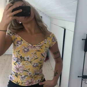  - En härlig sommatopp. Använd 2 gånger. Köparen står för frakten😊