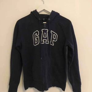 - Skön och snygg hoodie från GAP. Som jag nu säljer väldigt prisvärt, den har används någon gång ca 2. Fortfarande super bra skick. Köparen betalar 90kr+frakten☺️kontakta om mer bilder behövs 
