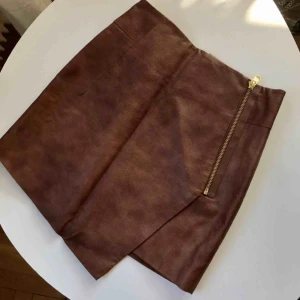  - Kjol i skinnimitation, aldrig använd. Storlek 34 men passar S(36)🖤