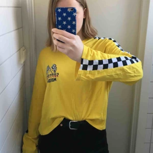  - Gul långärmad tröja med racermotiv från H&M. Svart vita rutor på ärmarna och ett coolt tryck på framsidan. Säljs då jag ej använder den. <33 skicka meddelande så kan du få fler bilder.