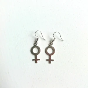  - Silverpläterade och nickelfria örhängen. Kvinnosymbolerna är ca 2 cm stora.
