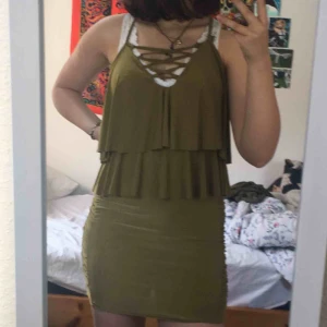  - Skitsnygg olivgrön klänning! Bara använd två gånger, har en liten fläck som knappt syns. Väldigt myxkt stretch