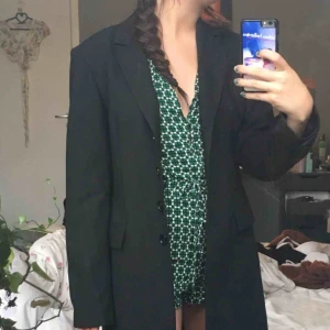  - En oanvänd kavaj/kappa från Claude Zana Paris! Butiken fanns endast i Paris men är nu permanent stängd. Älskar den men den är tyvärr inte min stil. Lyxigt material och sitter så bra på. Storlek S. 190 INKLUSIVE frakt🌸🌸🌸