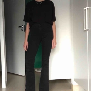  - Svarta utsvängda jeans från Gina Tricot