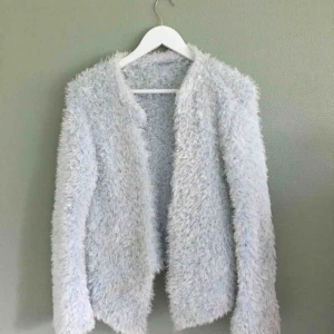  - Mysig Stickad kofta i 100 % polyester. 