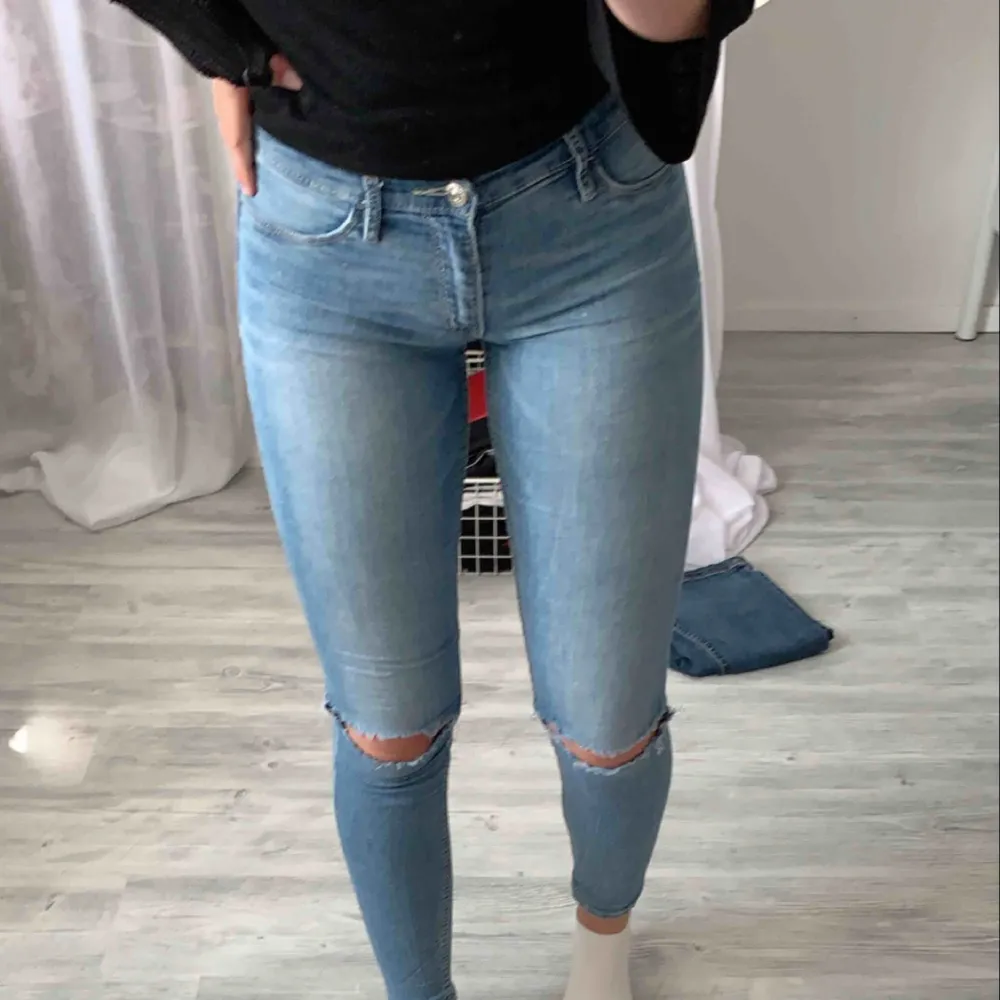 Ett par ljusblåa jeans lågmidja, jätte snygga, passar även XS-S och mig som är 170 cm. Sitter snyggt. Jeans & Byxor.
