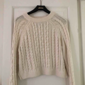  - Kabelstickad tröja, används inte :/ Fraktkostnad tillkommer.