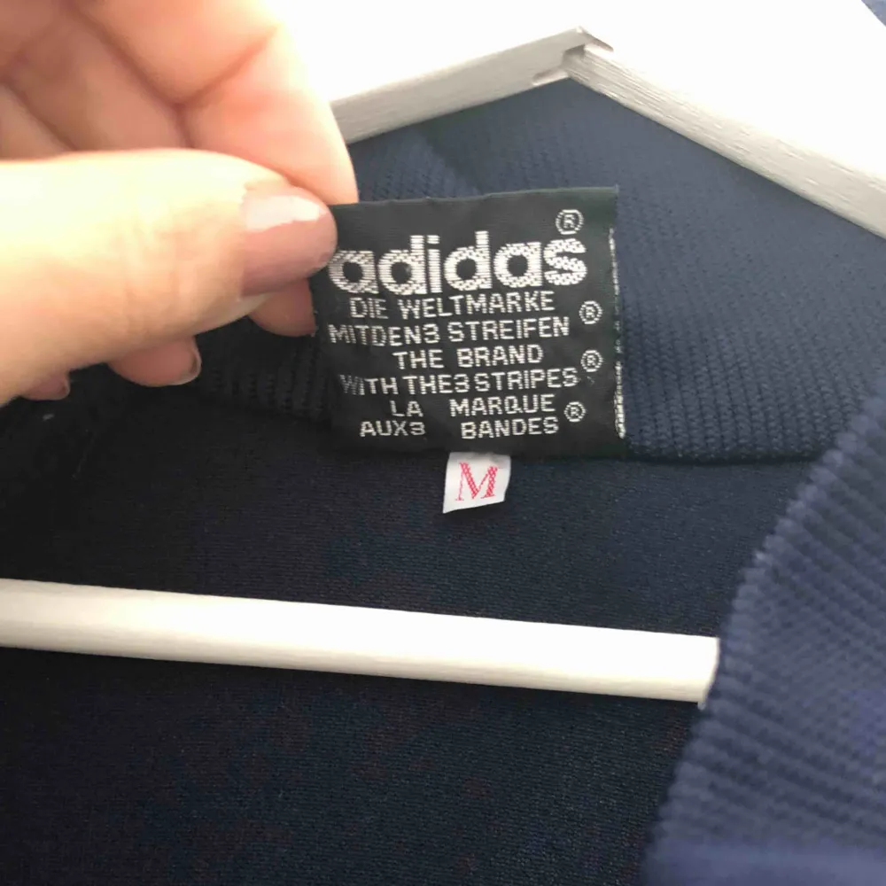 Mörkblå Adidas tröja i fint skick. Använd ett fåtal gånger. Stl M men funkar även till s.  Skickas mor fraktkostnad. Hoodies.