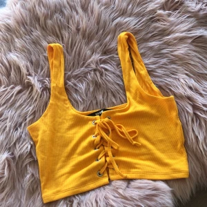 Saffran/ orange topp - Saffran orange liten kort topp , jättesöt o fin . Hel o ren för den är aldrig använd. :)😘💕