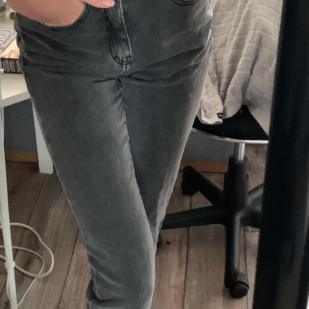 verkligen superfina jeans köpta här på plick med de var tyvärr lite för stora för mig! de är raka längst ner och formar höfter och rumpa såå fint!!🥰. Jeans & Byxor.