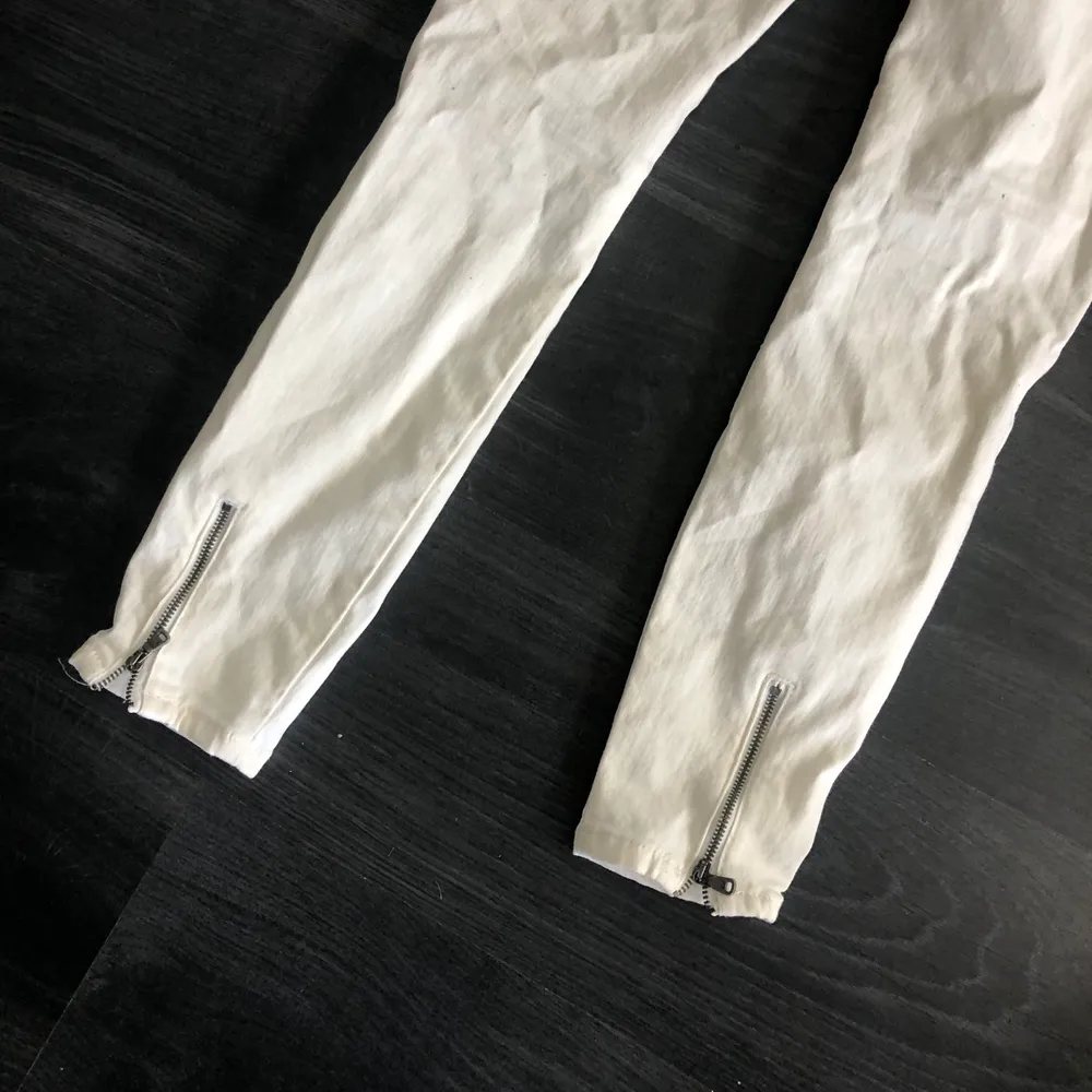 Vita byxor med dragkedja vid fötterna från ZARA. St 34 med stretch. Använd fåtal gånger, säljer pga för små nu. Jättefina! Säljer för 100kr. . Jeans & Byxor.