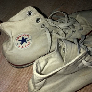 Vita converse - Rätt smutsiga och slitna, men går lätt att tvätta upp. 