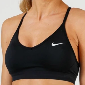 Sport bh från nike - Super snygg sport-bh från Nike. Köpt för 249kr, bra skick och använd runt 3-5 gånger. Säljer då den inte riktigt passar! Pris går att diskuteras!! [lånade bilder]