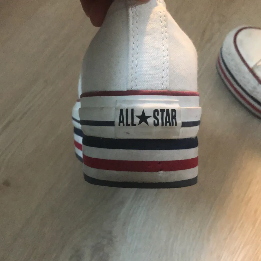 Nästan oanvända vita converse med platå. Lite smutsiga men går nog att tvätta så blir de som nya.. Skor.