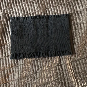 Svart bandåtopp - Svart bandåtopp ifrån gina aldrig använd 
