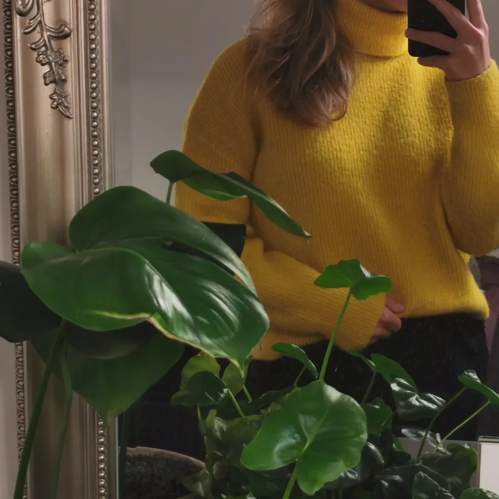 Tröjan är i gott skick, endast använd några få gånger. Storleken är XS men den passar absolut på den som annars bär M. Ber om ursäkt för de något kassa bilderna.💛 Kan mötas i Sthlm C . Neuleet.