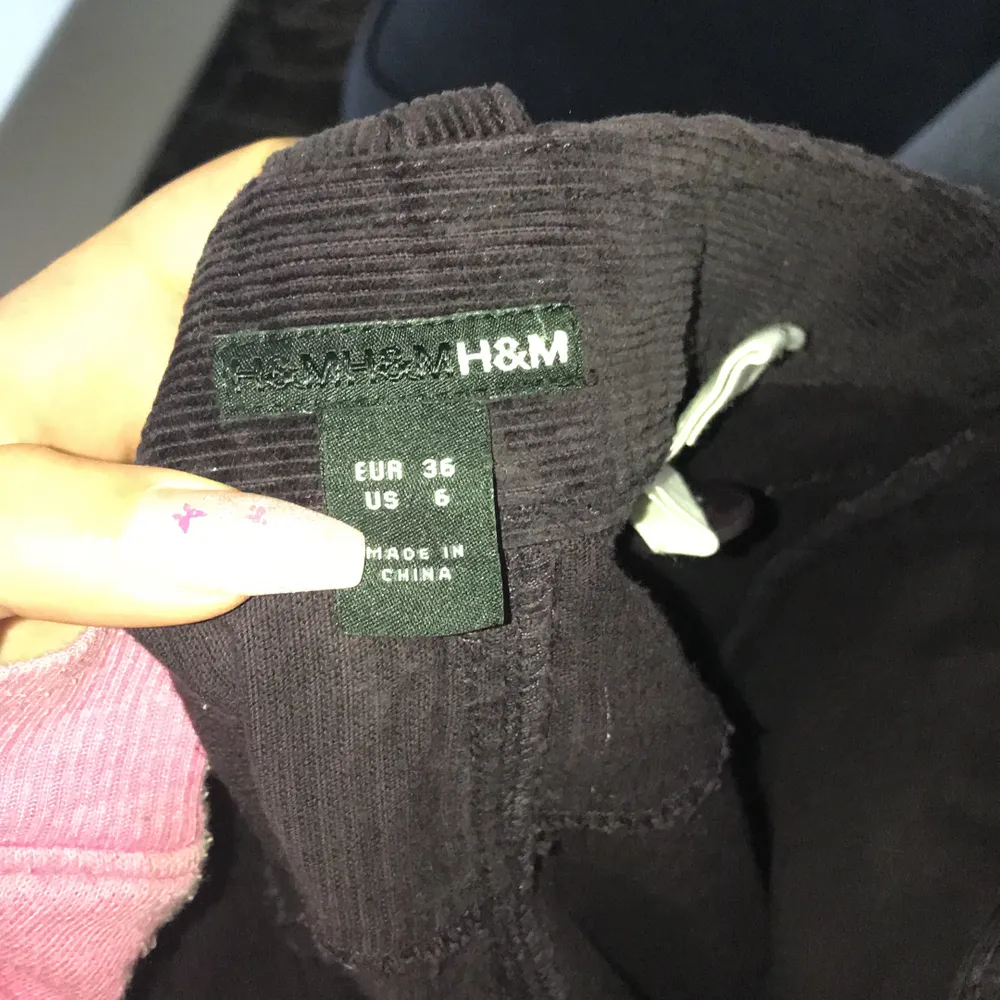 Mörklila manchesterkjol från H&M 💕 Storlek 36 men passar nog 38 också då den är liiite stor på mig som har 36. Säljer för jag inte använder den längre + inte min stil. 30kr + frakt :). Kjolar.