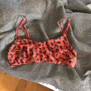 Så fin bikiniöverdel i leopard mönster!! Endast använd 2 ggr. Köpare står för frakt!!🥰