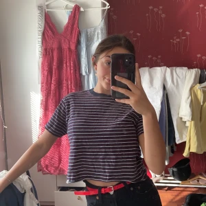Pull & bear tröja - En jättefin randig tröja från pull and bear!🥰  Den är en lite croppad modell och har en fin passform! Köparen står för frakt
