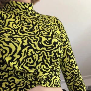 Junkyard tröja - Neongul och svart mönstrad tröja med turtleneck. Köpt på junkyard. Frakt tillkommer eller möts upp i uppsala