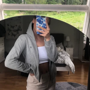 Grå Ralph lauren luvtröja - En jätte skön grå zip up hoodie från Ralph lauren. Den är i storlek L ( barn storlek 14-16 år ) passar mig som vanligtvis brukar ha xs-s. Den är insydd för att den skulle va med figur sydd då den är köpt på killavdelningen💕