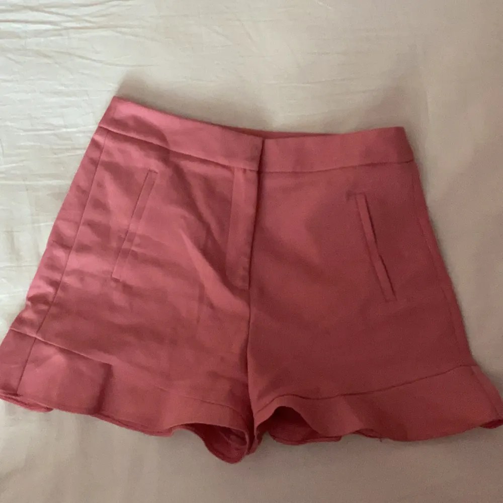 Säljer dessa snygga rosa shorts i ”kostymmaterial” från Zara. Volang nertill. Sååå snygga ser ut som en kjol på! 💕 säljes pga för små tyvärr . Shorts.