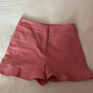 Säljer dessa snygga rosa shorts i ”kostymmaterial” från Zara. Volang nertill. Sååå snygga ser ut som en kjol på! 💕 säljes pga för små tyvärr 