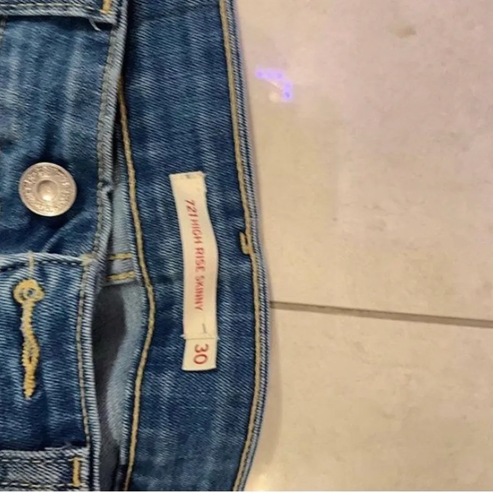 Ett par Levis jeans i storlek 721 high rise skinny storlek 30! Nästan helt oanvända och jättefina! 💞. Jeans & Byxor.