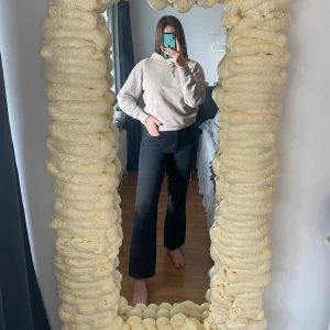 Weekday Jeans - Weekday jeans i modellen ”Mile”. Storlek W33 L32. Jag uppfattar de mindre i storleken. Väldigt bra kvalite med rejält jeanstyg som inte töjs. Sparsamt använda. Säljer då jag som är 180cm lång tycker de är lite korta i benen. Skickar spårbart för 63kr! 😍