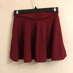 Vinröd kjol - Kort vinröd kjol. Aldrig använd endast testad. Storlek XS. Säljer pågrund av att den är lite för kort för mig som är 162cm. Säljer en likadan i svart. Frakt ingår i priset 