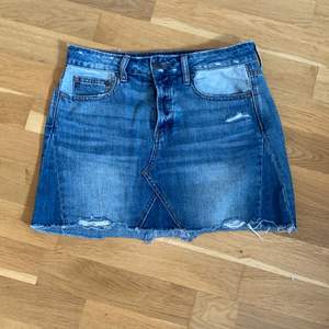 Säljer denna jättefina lite kortare jeans kjol från American Eagle. Använd en del men inget fel på plagget. Köparen står för frakten!