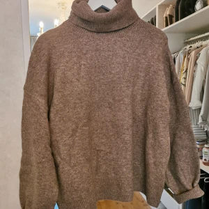 Stickat - Stickad tröja i storlek S💗 säljes för 200kr💕