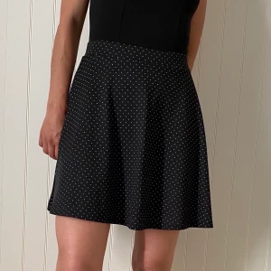 Prickig kjol - Black skirt with white dots from H&M. Elastic material. 