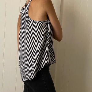 Zigzag top black and white - Slightly longer in the back than in the front. 